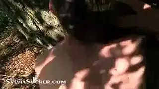 ينام جنب مرات ابوه ويغتصبها