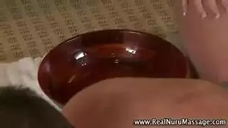 حركة قوية في الحمام مع شقراء مفتونة