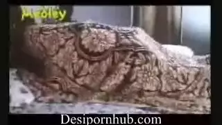 اثنان رجال ينكون بنت واحدة