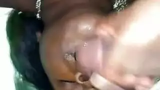سارة تُمارس معها الجنس