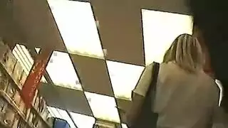 أصغر حلوة ذات فرج جميل تُدق بعمق