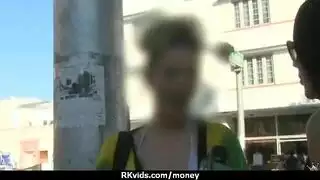 حركة فموية محترفة من مؤدية ذات خبرة