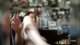 نيك علني مع مراهقة مصرية في المحل إباحية عربية خام