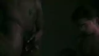 ثلاثة رجال سود عضليين في جلسة لعق شرجي جماعي