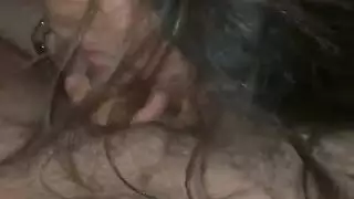 الاستمناء على الأفلام الإباحية في كل غرفة من منزله