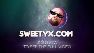  عاهرة المكتب تُضاجع بقضيب رئيسها الصلب