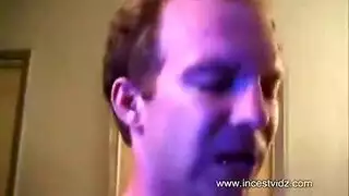 شقراء شابة وأنثى ناضجة في جنس قاسي بين الإناث