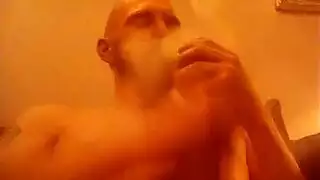 شقراء مدخنة تحصل على ضرب أنابيب شامل