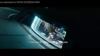 أليس تتعرى وتدلك بظرها المبلل