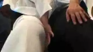 إباحية في حافلة مكتظة: زبه المنتفك يفرك على فتحة شرجها المشدودة