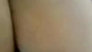 ثلاثي صريح: مصريان يتشاركان جسدها الضيق ويقذفان على وجهها