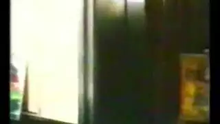 فنان بأداة كبيرة يرسم أم عارية كبيرة الثدي