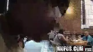 عاهرات أوروبيات ساخنات ينكحن في المطعم، الزبائن يشاهدون