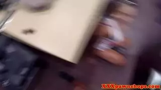 قضيب ضخم يضرب مهبل ضيق في وضعية رفع الأرجل