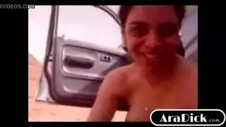 مص قضيبه في العراء ثم تركبه بقوة أمام الكاميرا
