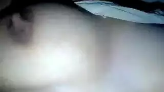 فتاة عربية محبطة تستمتع بمفردها بجانب زوجها الشاخر