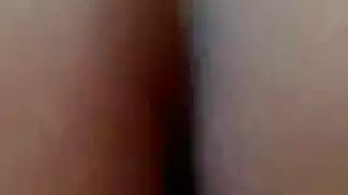 تفتح شفري كسها اللامع، تدخل إصبعها بعمق، ثم تأخذ قضيبًا في طيزها