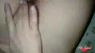 استمناء خفي في السكن: فرك كسها المبلل بينما الصديقات نائمات
