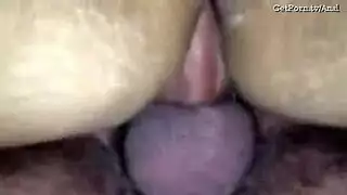 عربي يمارس النيك الشرجي و ينيك زوجته في طيزها و تقوله زبك وجعني خرجه