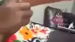 فتاة مثيرة تناكس مهبلها الضيق بعمق باستخدام جزرة في فيلم بورنو فردي