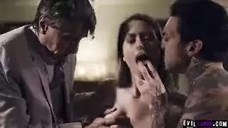 الأخ يدخل على علاقة جنس محارم ويصبح جزءًا من الثلاثي الإباحي الصريح