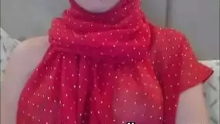 أشد الفتيات الجزائريات إثارة عزيزة تفتح أزرارها وتظهر أثدائها الضخمة على الكام