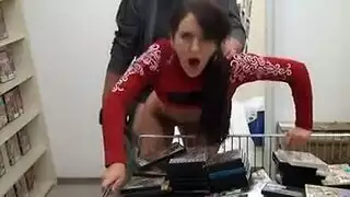 جنس إكس إكس إكس في المتجر: فتاة مغرية تمص رئيسها ثم تأخذ قضيبه علناً