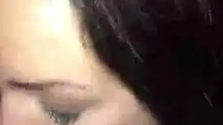  تتعرض للجماع الفموي وتُغذى بقذفة منوية ضخمة من قضيب كبير قاس