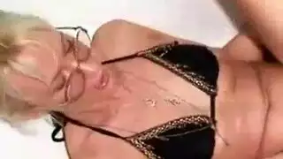 جدة شقراء كلاسيكية تعرض فرجها المشعر وتتلقى السائل المنوي