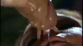 المترجم يدفع قضيبه بقوة في فتحتها الضيقة
