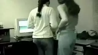متعلمات مراهقات في مشهد مثلث جنسي صريح