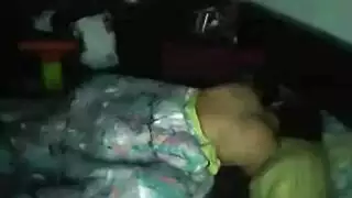 مشهد إباحي: زوج ينيك زوجته السمراء بعمق في السرير
