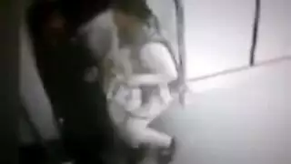 أم مثيرة تبدأ لقاءً شهوانيًا مع شريك راغب