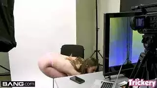 مخرج بقضيب كبير يجري اختبارًا صريحًا للممثلة على أريكة الاختبار