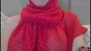 هذه المحجبة العاهرة تحب الكاميرا، تداعب فرجها العميق المبلل