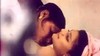 أم تنكح عروس ابنها في علاقة سحاقية صريحة