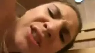 إباحية ساونا مشبعة بالبخار: لحم كبير يحشو كسها