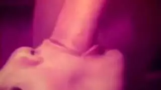شابان حاران يرتديان الجوارب يضربان بعضهما بقوة