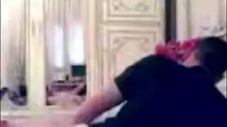 فتاة عربية تتوسل لقضيب جامعي كبير ليمزق كسها الضيق