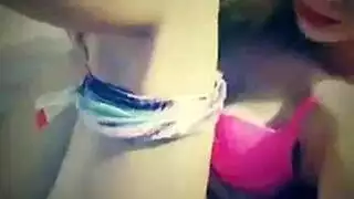 بالكاد قانونية تتباهى بكسها الصغير المشدود