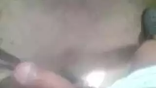 فتاة مكتنزة تركب قضيب المحقق الصلب حتى النشوة