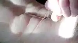 فتاة صغيرة تحصل على عرض خاص لقضيب منتصب صلب لرجل ضخم