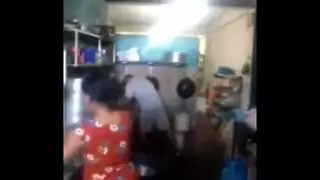 عجوز ينيج صديقه ابنه للبيت