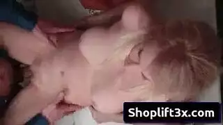 جنس صريح على الطاولة: الزوجة تأخذ قضيبًا عملاقًا من رجل أكبر سنًا