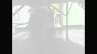 سمراء مثيرة تأخذ قضيبًا سميكًا في مهبلها الضيق