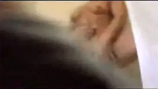 لقطة مقرّبة إباحية لاستمناء كس عربي وحلاقته
