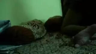 فتاة هندية تأخذ قضيبًا كبيرًا بعمق