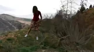 دش ذهبي في الجينز الأزرق والجوارب