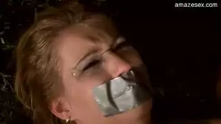 صديقة شقراء معدمة تقدم أداءً صريحًا لدفع فواتيرها