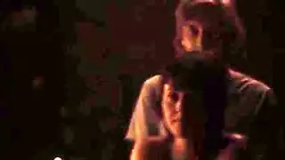 رجل ناضج يخدم شريكين في ممارسة ثلاثية شرجية ووضعية 69